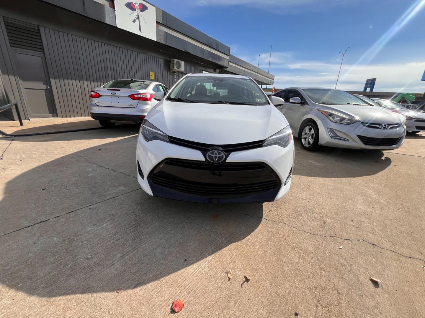 2018 WHITE TOYOTA COROLLA SE; LE; XLE; SE 6M (5YFBURHE6JP) with an 1.8L L4 DOHC 16V engine, 6M transmission, located at 8101 E. Skelly Dr., Tulsa, OK, 74129, (918) 592-3593, 36.121891, -95.888802 - Photo#1